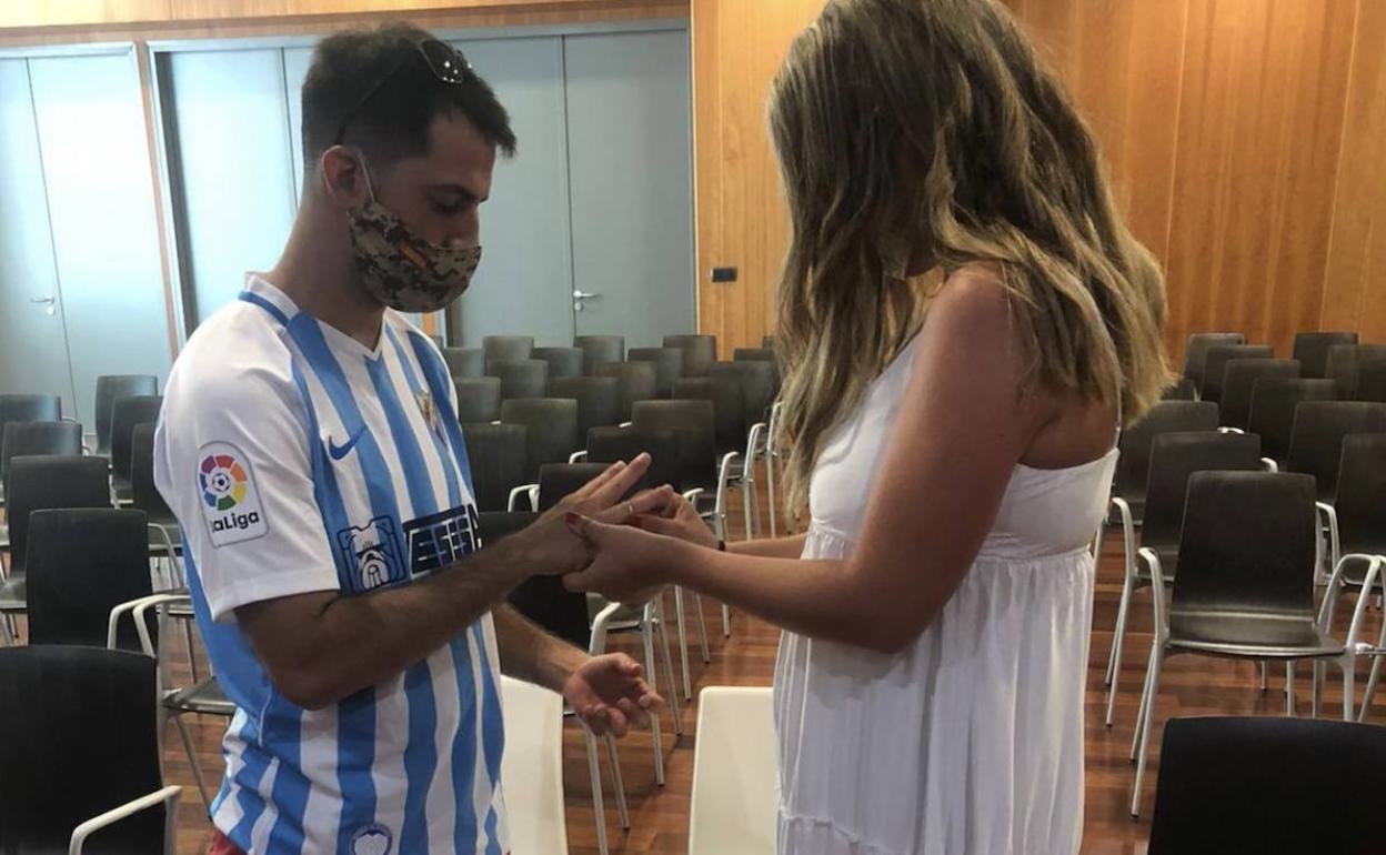 Momento del intercambio de anillos en una sala de los Juzgados de Málaga. 