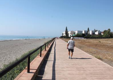 Imagen secundaria 1 - Algunas partes de este recorrido litoral discurren por paseo marítimo. El camino es prácticamente llano durante los casi ocho kilómetros.