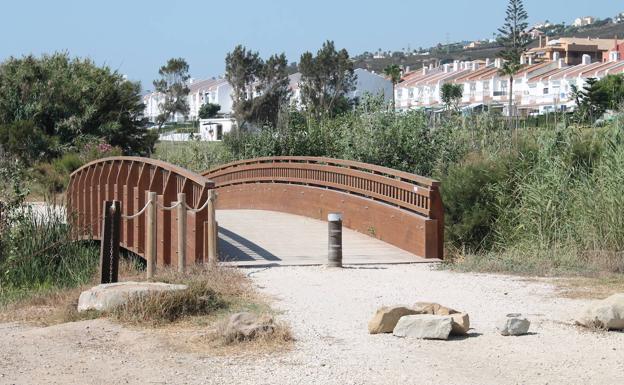 Imagen principal - En las playas de Chullera, Toro y Negro aguarda la zona más salvaje. Casi todo el camino es posible hacerlo también en bicicleta.Abajo, a la derecha, hito indicativo de la Senda Litoral.