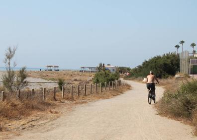 Imagen secundaria 1 - En las playas de Chullera, Toro y Negro aguarda la zona más salvaje. Casi todo el camino es posible hacerlo también en bicicleta.Abajo, a la derecha, hito indicativo de la Senda Litoral.