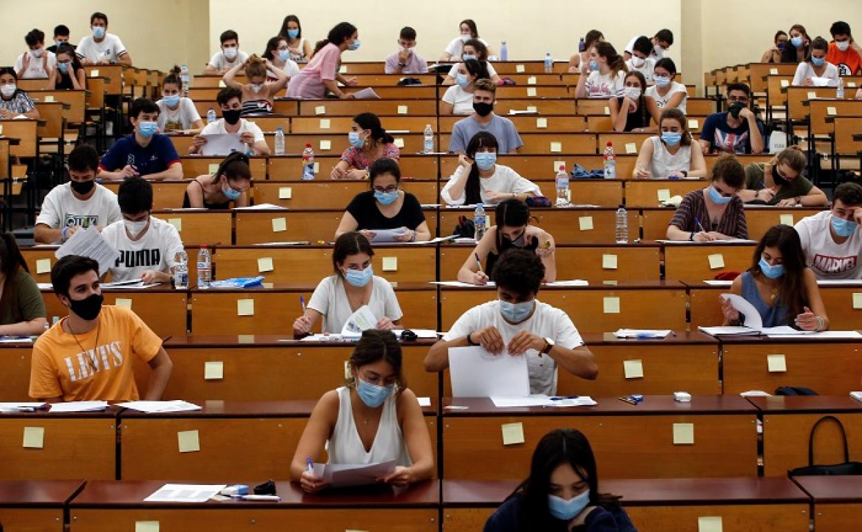 Alumnos que hacen la Selectividad realizan el examen con mascarilla por el coronavirus. 