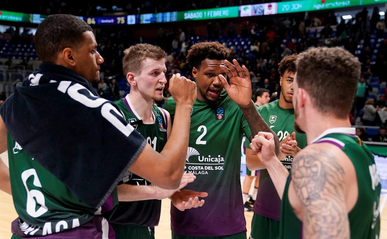 Los jugadores del Unicaja celebran una victoria en la competición europea esta temporada. 