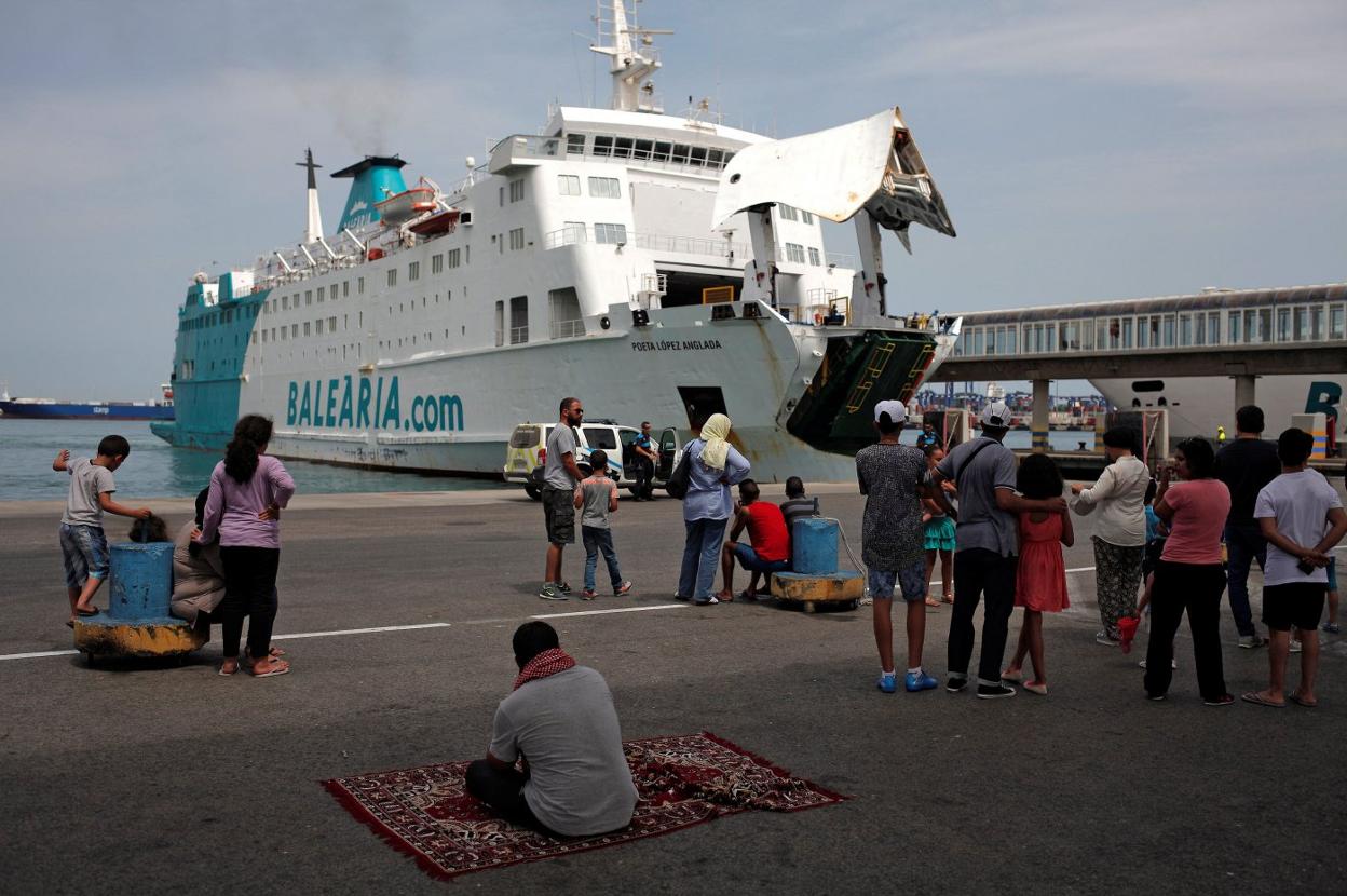 Un grupo de magrebíes espera a embarcar en el ferry que cruza el Estrecho desde Algeciras. reuters