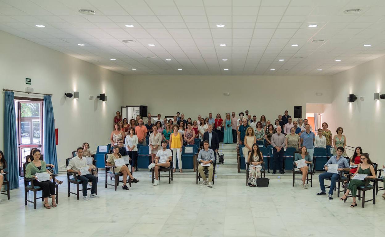 Los premiados muestran sus diplomas 