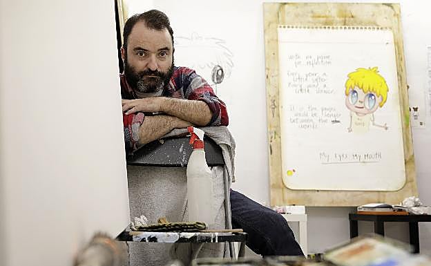 El artista Javier Calleja, en su estudio, junto a una de sus piezas que desde hoy cotizan aún más al alza. 
