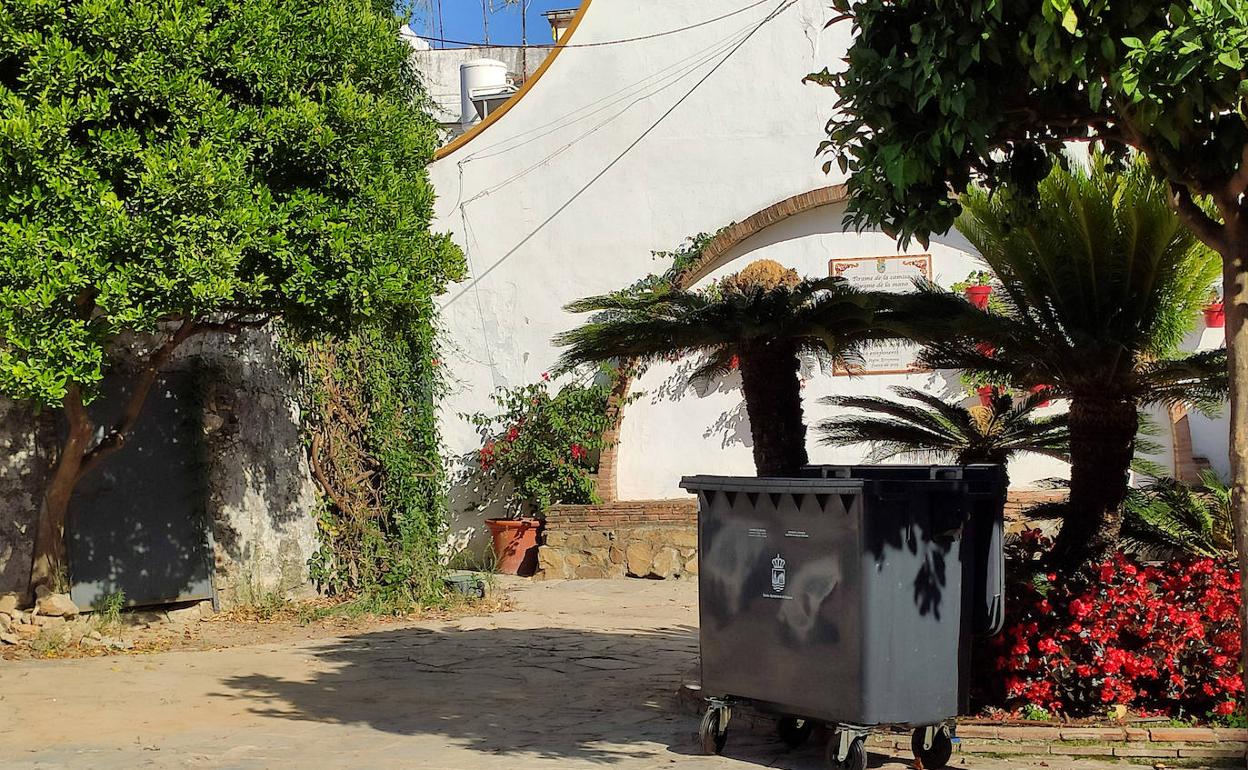 Contenedor en el casco histórico de Estepona 