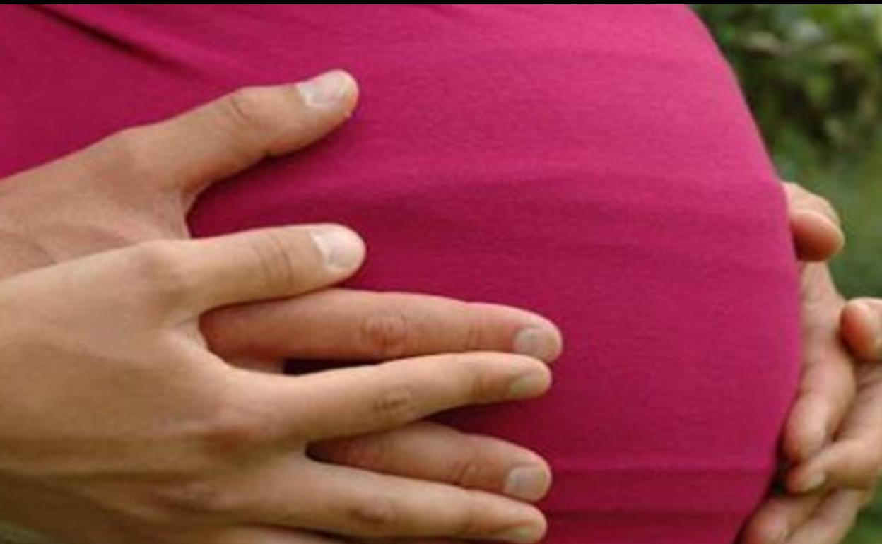 Un estudio no estima transmisión del Covid-19 de la madre embarazada al bebé