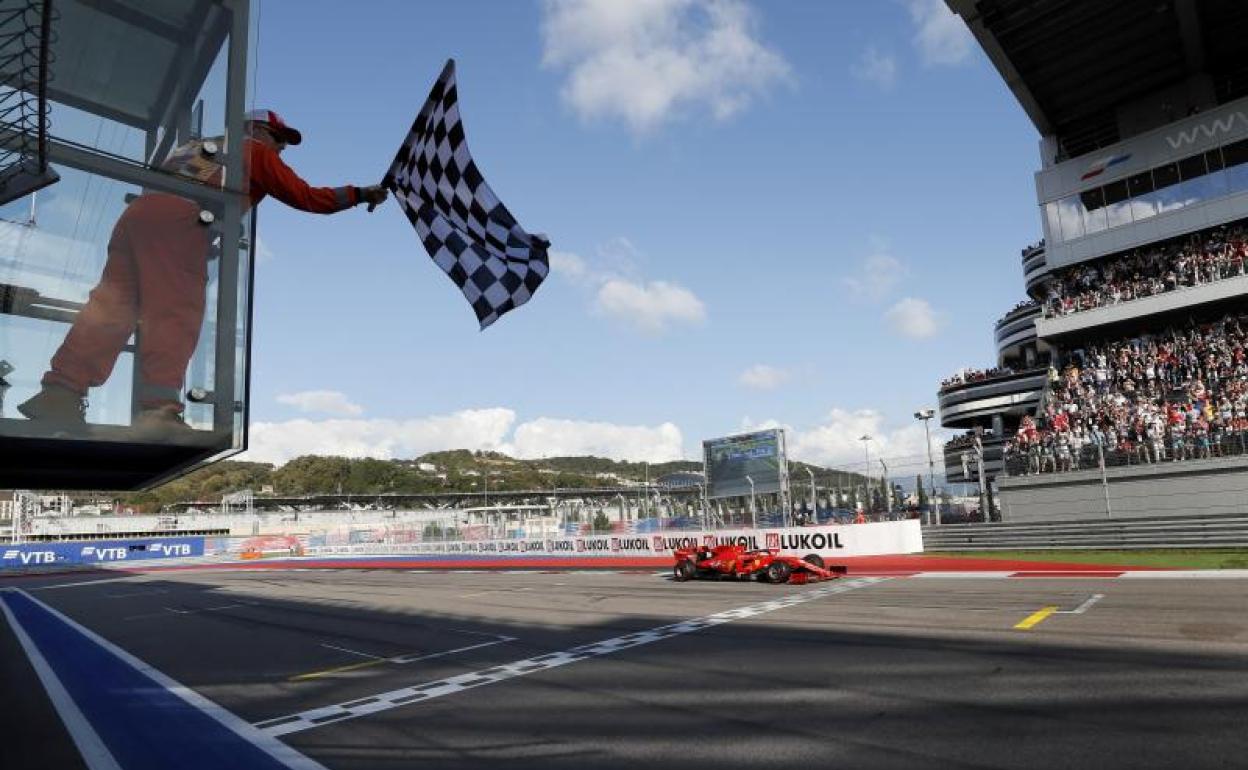 Bandera a cuadros en el Gran Premio de Rusia en 2019. 