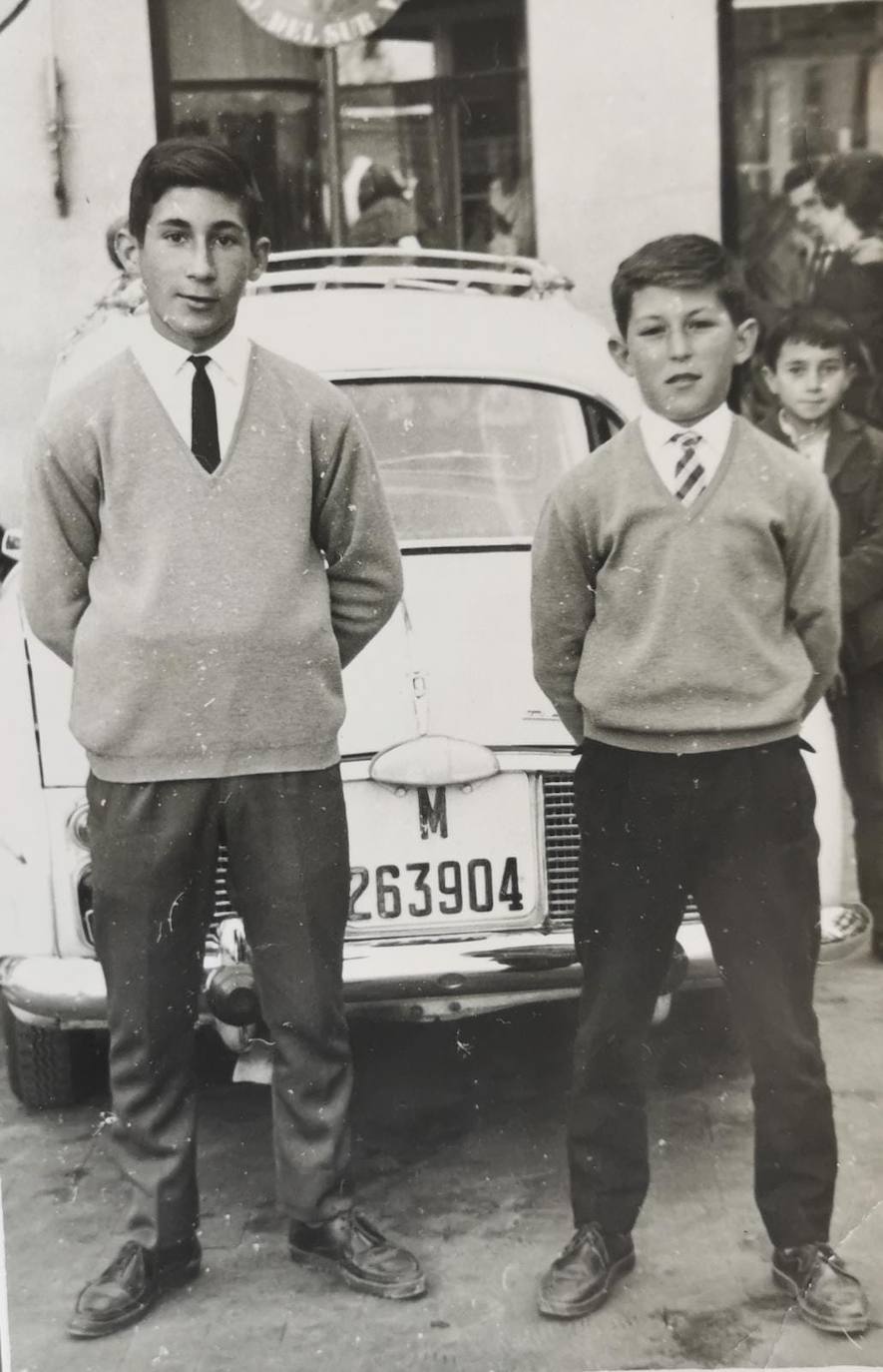 Una imagen de niños. José María junto a su hermano menor Ángel, con el que se llevaba dos años de diferencia. Ambos posan para un fotógrafo a finales de los años 50 o inicios de los 60