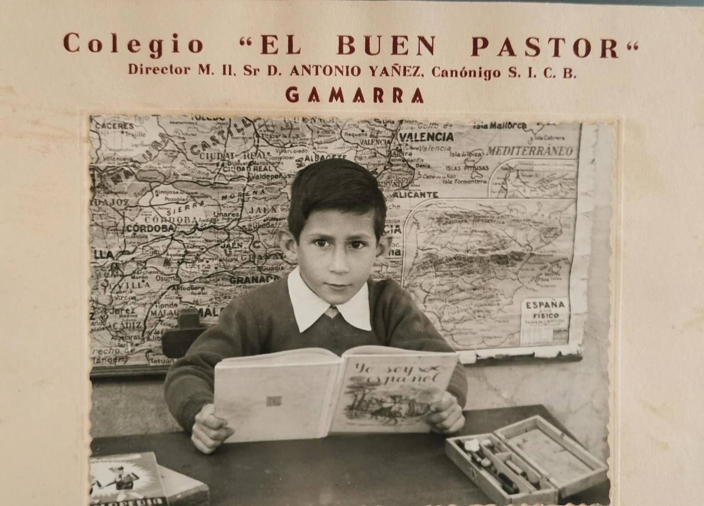 Martín Carpena nace el 19 de abril de 1950 en el seno de una familia humilde, en el barrio de Gamarra. La foto refleja sus primeros pasos escolares, en el colegio El Buen Pastor, cerca de su casa. Fue tomada durante el curso 57-58. Después de terminar el bachillerato elemental, se matriculó en el instituto Virgen de la Victoria para completar el bachillerato superior. 