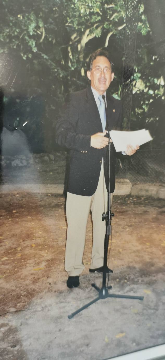 Una de las últimas participaciones públicas de Martín Carpena, antes del fatídico día de su asesinato. En la imagen, casando a una pareja en el Jardín Botánico de la Concepción. 