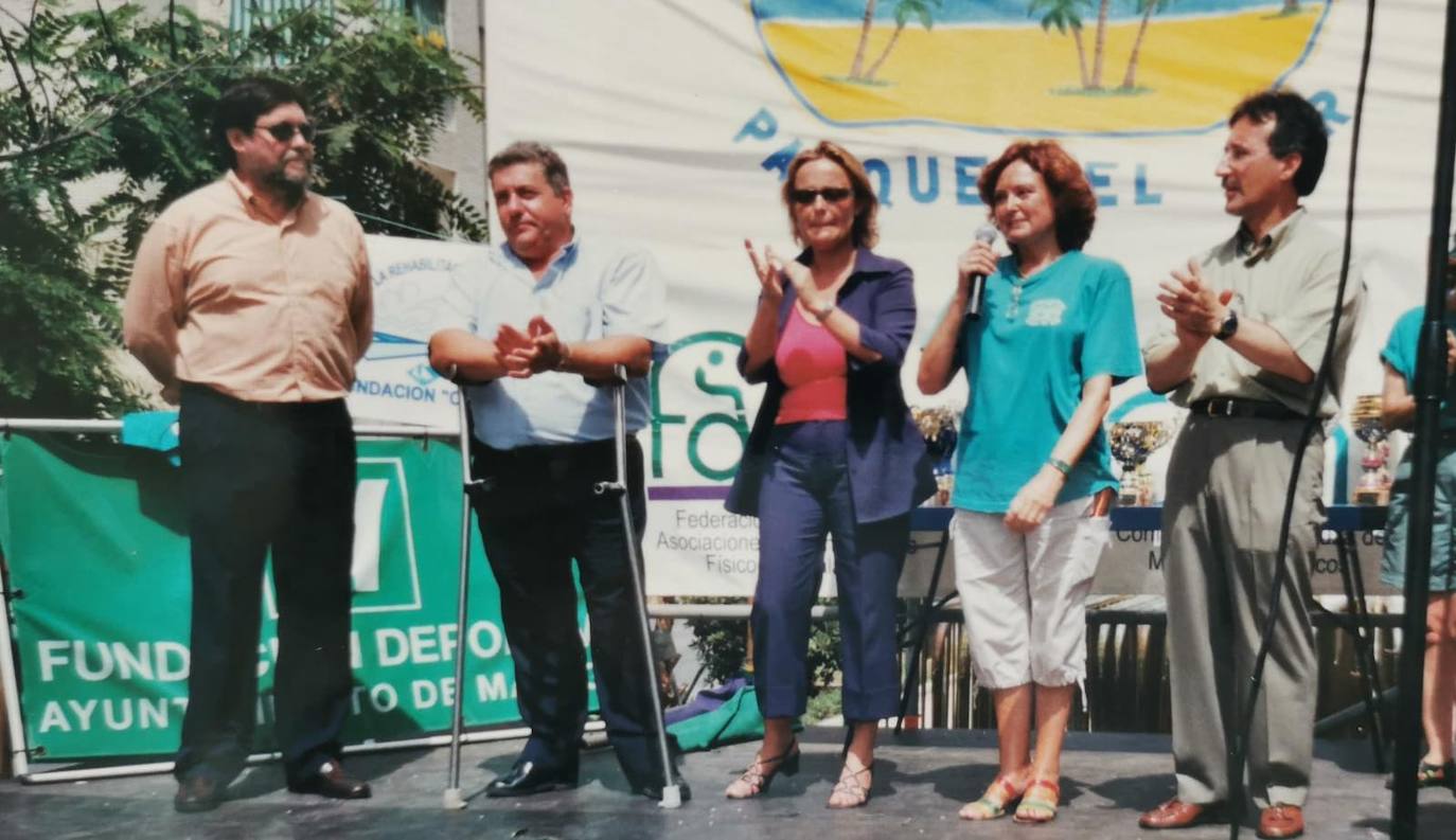 Una imagen de la segunda edición de la Carrera de Personas con Discapacidad, celebrada en Málaga. Además de Martín Carpena, aparecen Paco Oliva, portavoz del PSOE en el Ayuntamiento en ese momento, Joaquín Fernández, presidente de la Federación de Discapacitados Físicos, la presidenta de la Asociación de Vecinos Parque del Mar, Pepi Salazar y Mariví Romero, compañera de filas. 