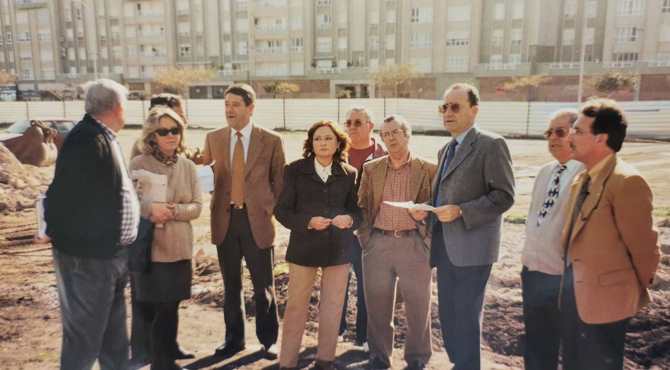 Una foto tomada en la zona en la que ahora luce el Parque Huelin, donde está el monolito dedicado a Martín Carpena. En esa época, los terrenos en cuestión estaban ocupados por unos bidones de gasolina. El Ayuntamiento se hizo con el suelo. En la imagen aparece Francisco de la Torre también, entonces, aún, concejal de Urbanismo. 