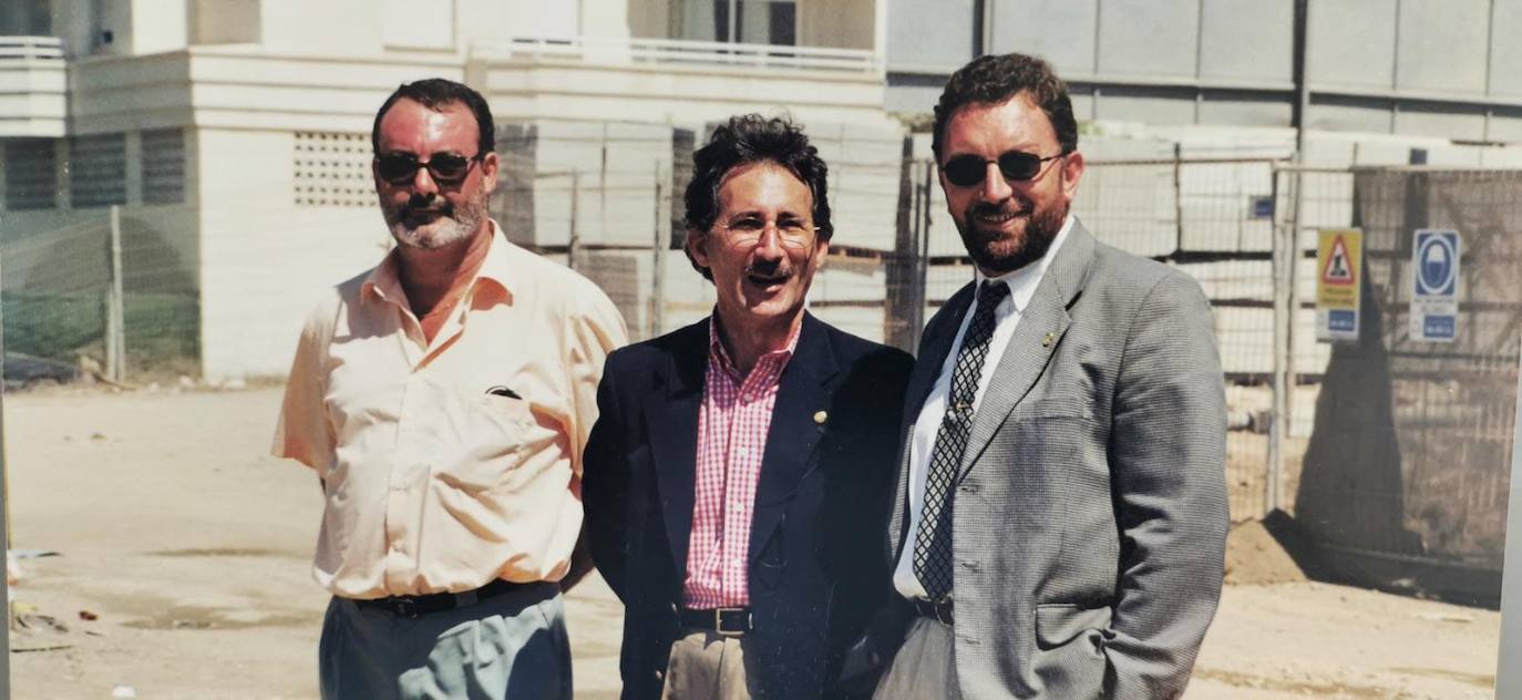 Martín Carpena junto al arquitecto Andrés Gutiérrez Istria, entonces gerente del Instituto Municipal de la Vivienda. Ambos están acompañados de un jefe de servicios del IMV. La foto está tomada en una visita a la playa de La Misericordia. Ese día se derruyeron las últimas chabolas que había en esa zona y se avanzó en ofrecer una alternativa de vivienda digna a unas 200 familias. Martín Carpena era concejal de la Carretera de Cádiz y del Puerto de la Torre