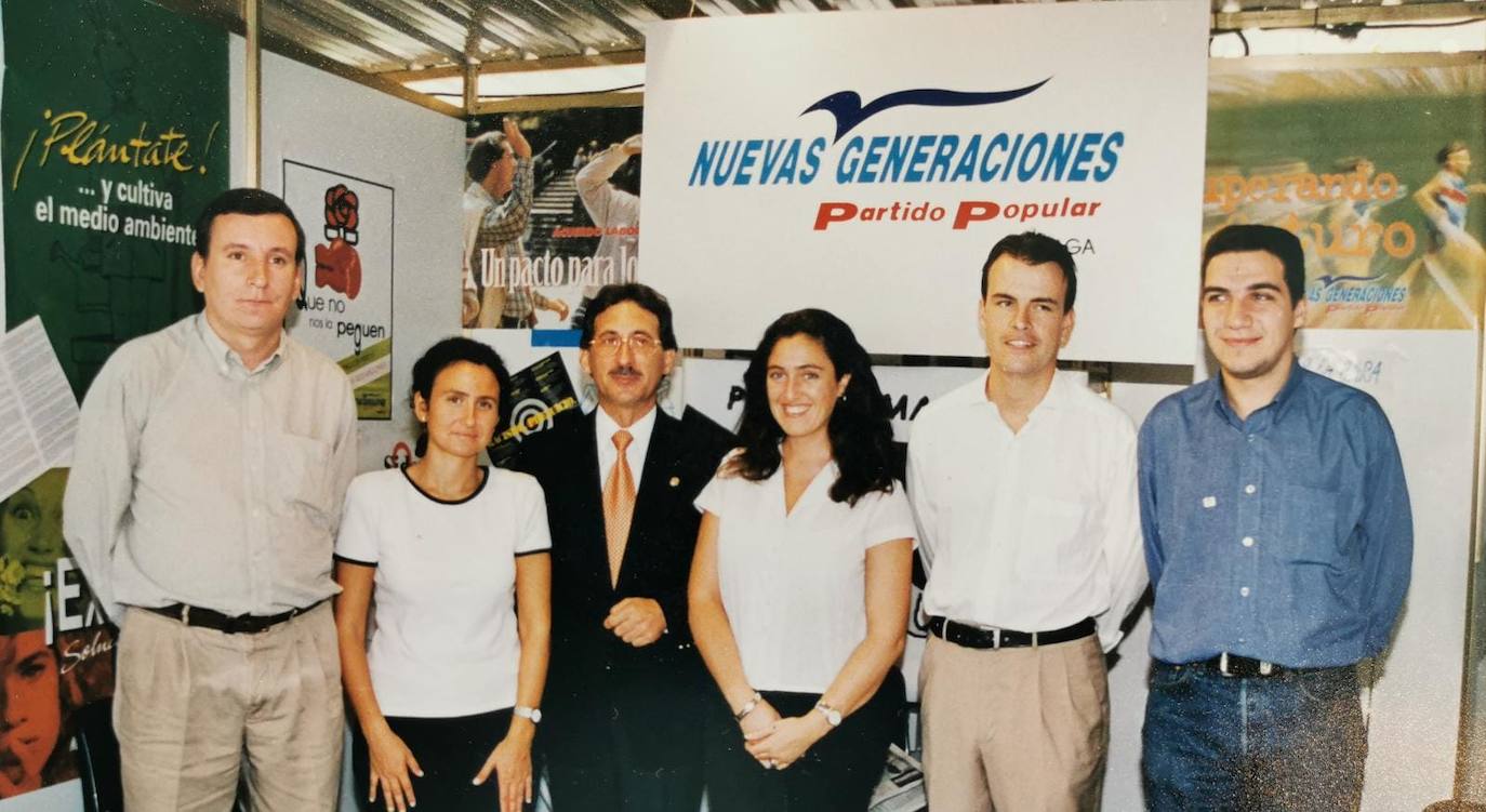 Martín Carpena se caracterizaba por poner a las personas por delante de cualquier sigla de partido. Eso no le impedía participar en la vida orgánica del PP, como demuestra esta foto de un acto de Nuevas Generaciones celebrado en Málaga. De izquierda a derecha: Manolo Guerado, Asun Moreno, Marta Matas, Pablo Antón y un joven Elías Bendodo. Bendodo fue quien sustituyó a Martín Carpena en el Ayuntamiento.