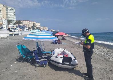 Imagen secundaria 1 - Tres imágenes de las intervenciones realizadas por los agentes este fin de semana en la playa torroxeña de Ferrara. 