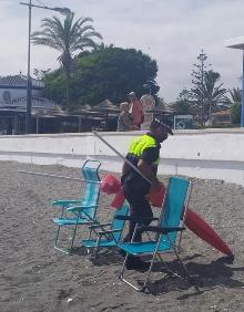 Imagen secundaria 2 - Tres imágenes de las intervenciones realizadas por los agentes este fin de semana en la playa torroxeña de Ferrara. 
