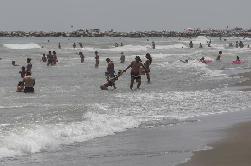 Estos nuevos 'vigilantes' informan sobre las medidas de seguridad contra el Covid-19 en las playas