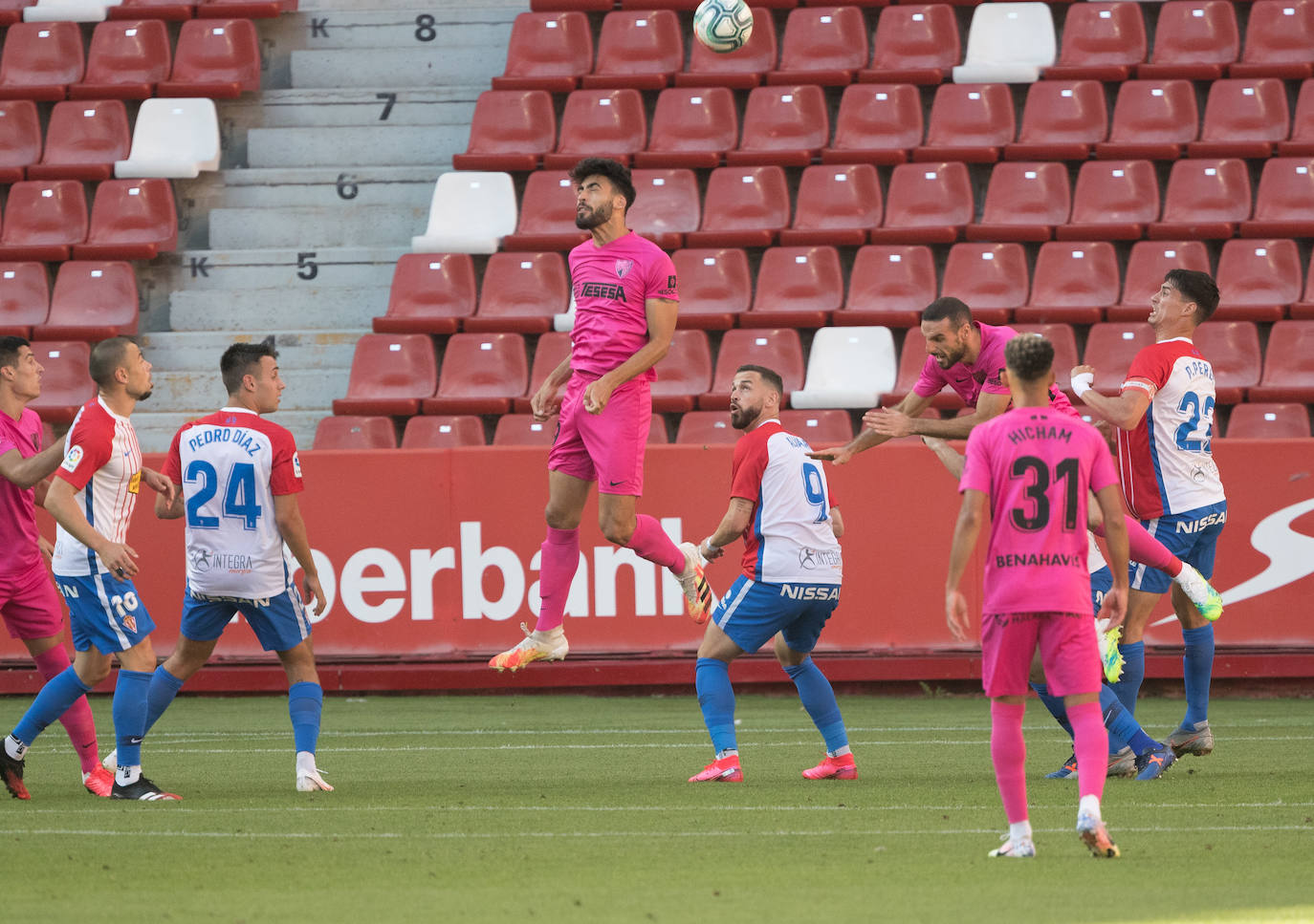 Derrota del Málaga en su visita al Sporting. 