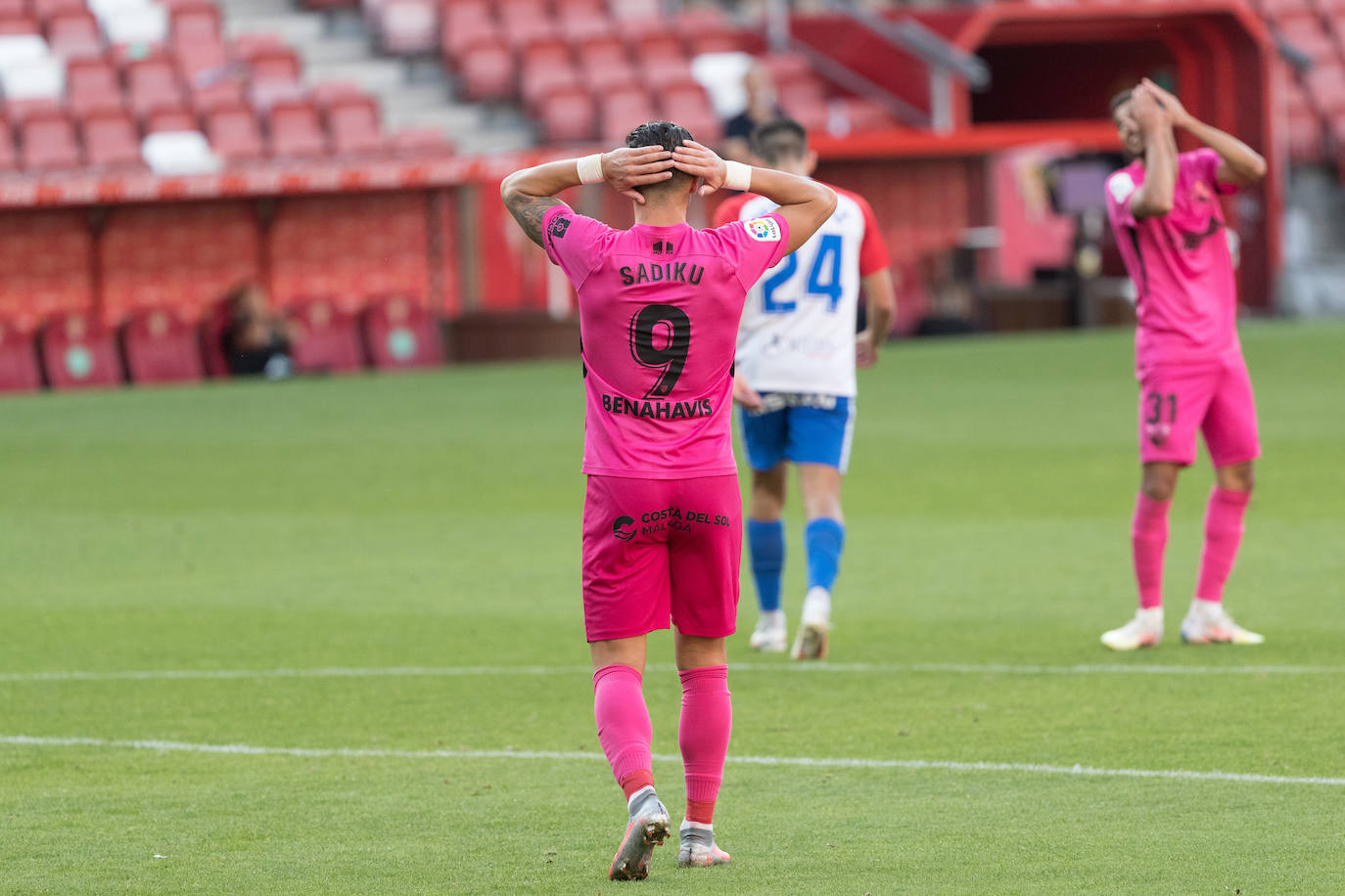 Derrota del Málaga en su visita al Sporting. 