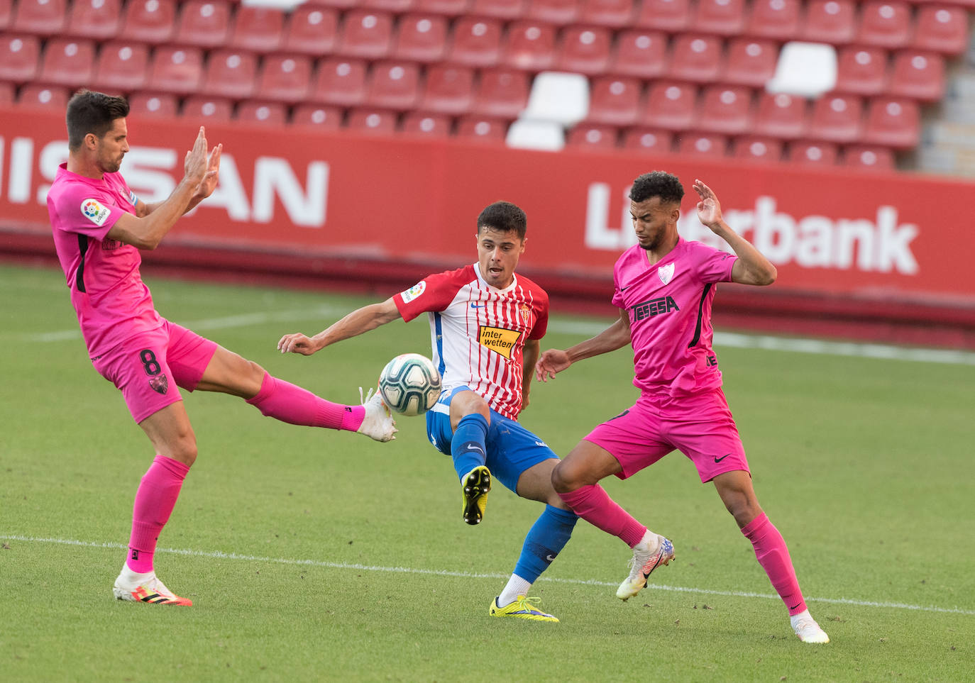 Derrota del Málaga en su visita al Sporting. 