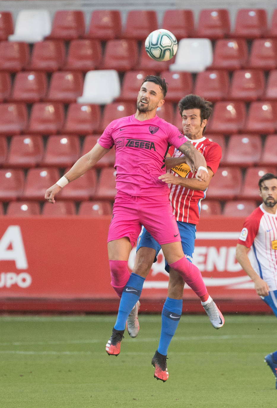 Derrota del Málaga en su visita al Sporting. 