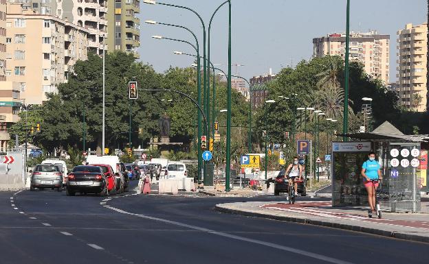 Usuarios en el carril bici delante de la sede de Hacienda. 