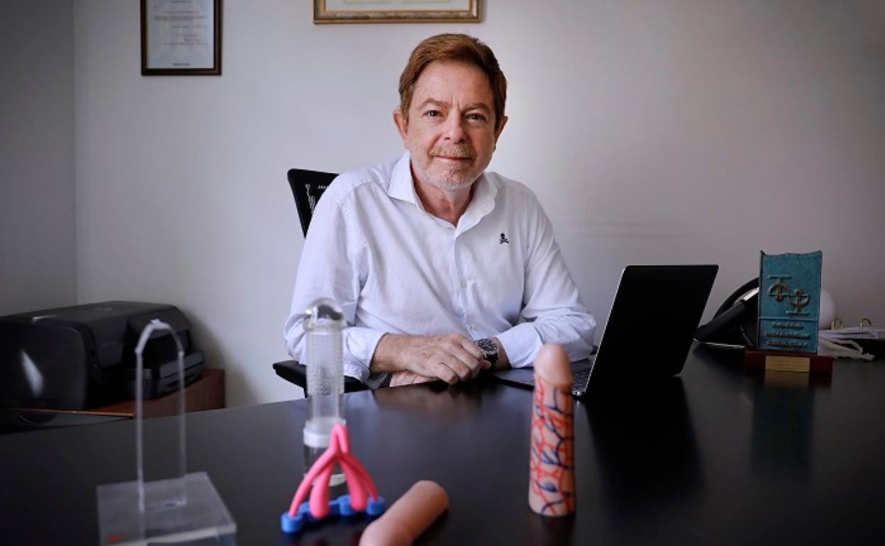 Francisco Cabello antes de afrontar la entrevista y contestar a las preguntas en el despacho de su clínica. 