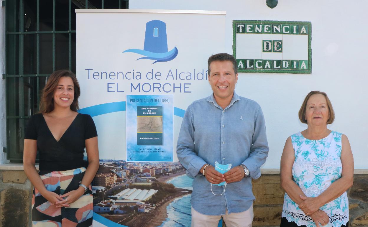 Purificación Ruiz, junto al alcalde y la teniente de Alcalde de El Morche. 