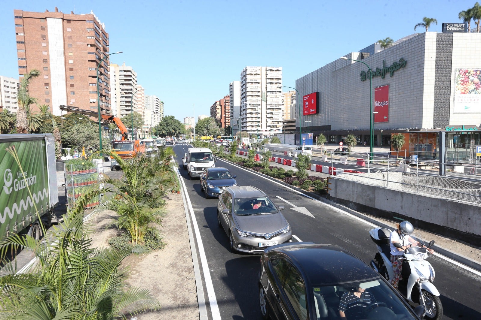 El viernes, 17 de julio, será una de esas fechas que se inscriben en las efemérides malagueñas. Ese día, más de diez años después de la primera ocupación por las obras del metro, se dará por terminada la reposición en superficie de la avenida de Andalucía.