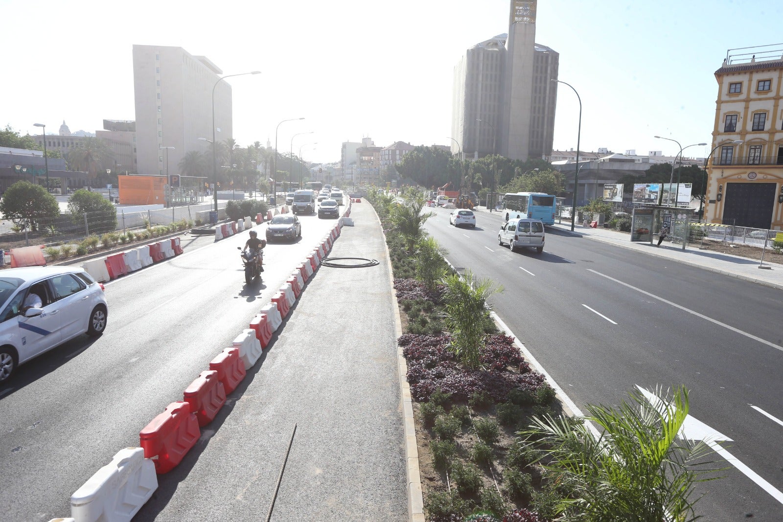 El viernes, 17 de julio, será una de esas fechas que se inscriben en las efemérides malagueñas. Ese día, más de diez años después de la primera ocupación por las obras del metro, se dará por terminada la reposición en superficie de la avenida de Andalucía.