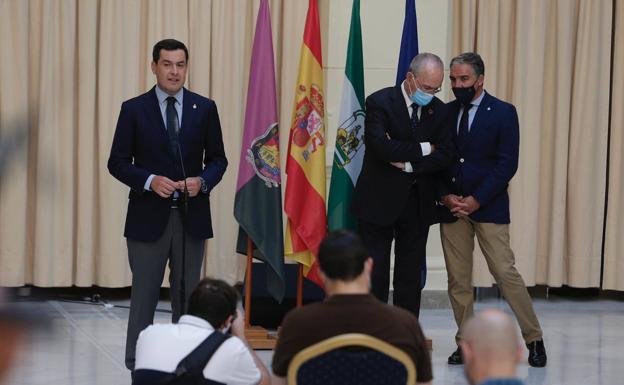 Moreno, ayer, en el Patio de Banderas del Ayuntamiento de Málaga junto al alcalde, Francisco de la Torre, y el consejero Elias Bendodo. 