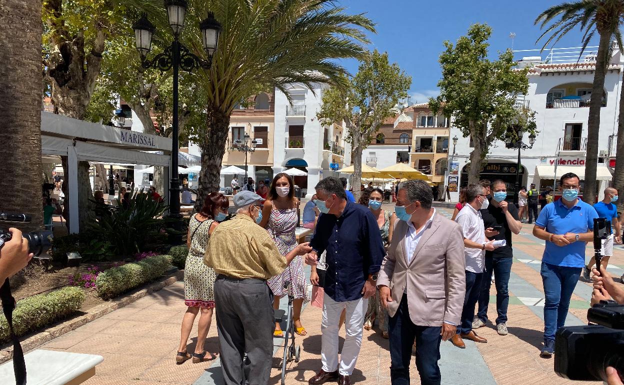 El alcalde de Nerja, José Alberto Armijo, y el consejero de Presidencia, Elías Bendodo, este jueves en el Balcón de Europa conversando con un vecino. 