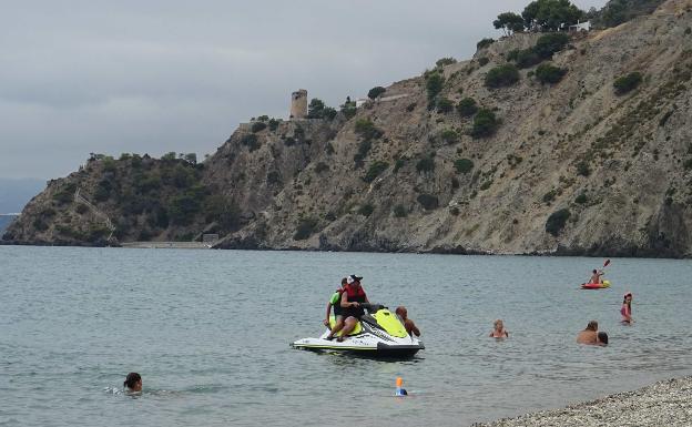 Imagen de una moto de agua cerca de la orilla en la playa de El Cañuelo. 