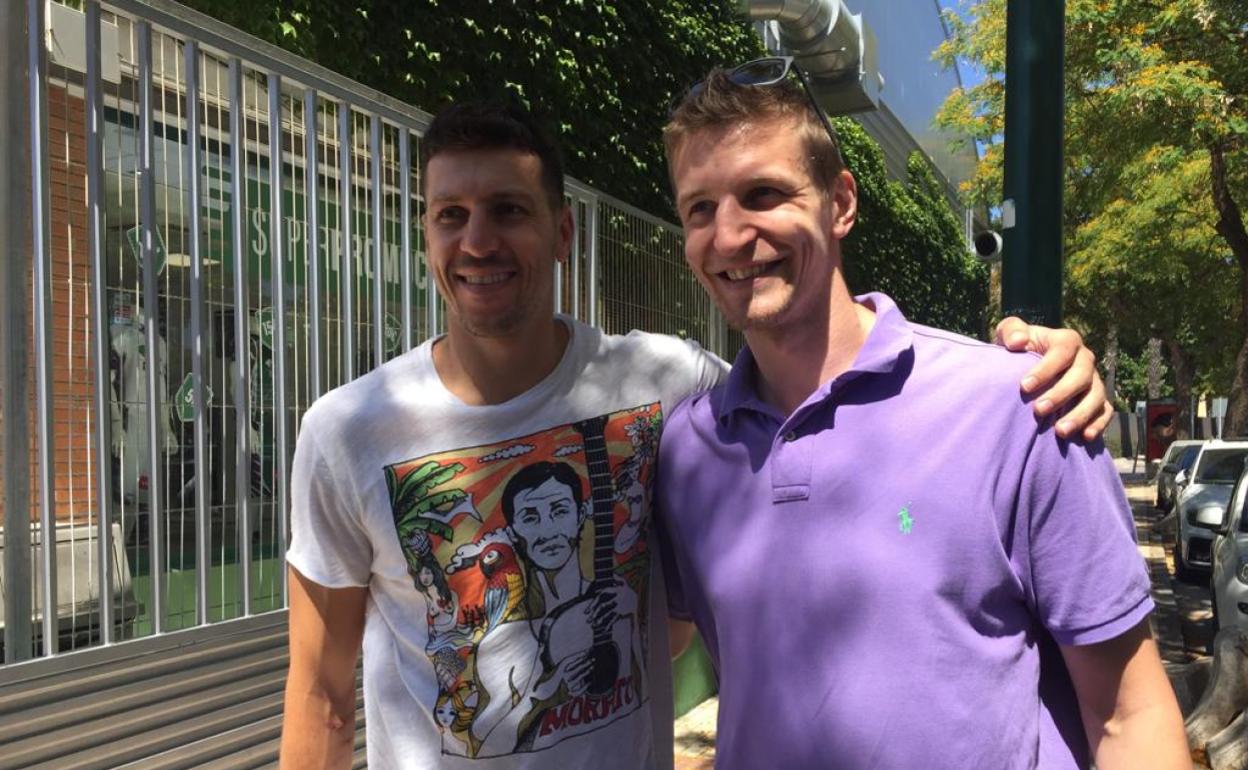 Dragan Milosavljevic y Adam Waczynski posan sonrientes en la puerta de Los Guindos. 