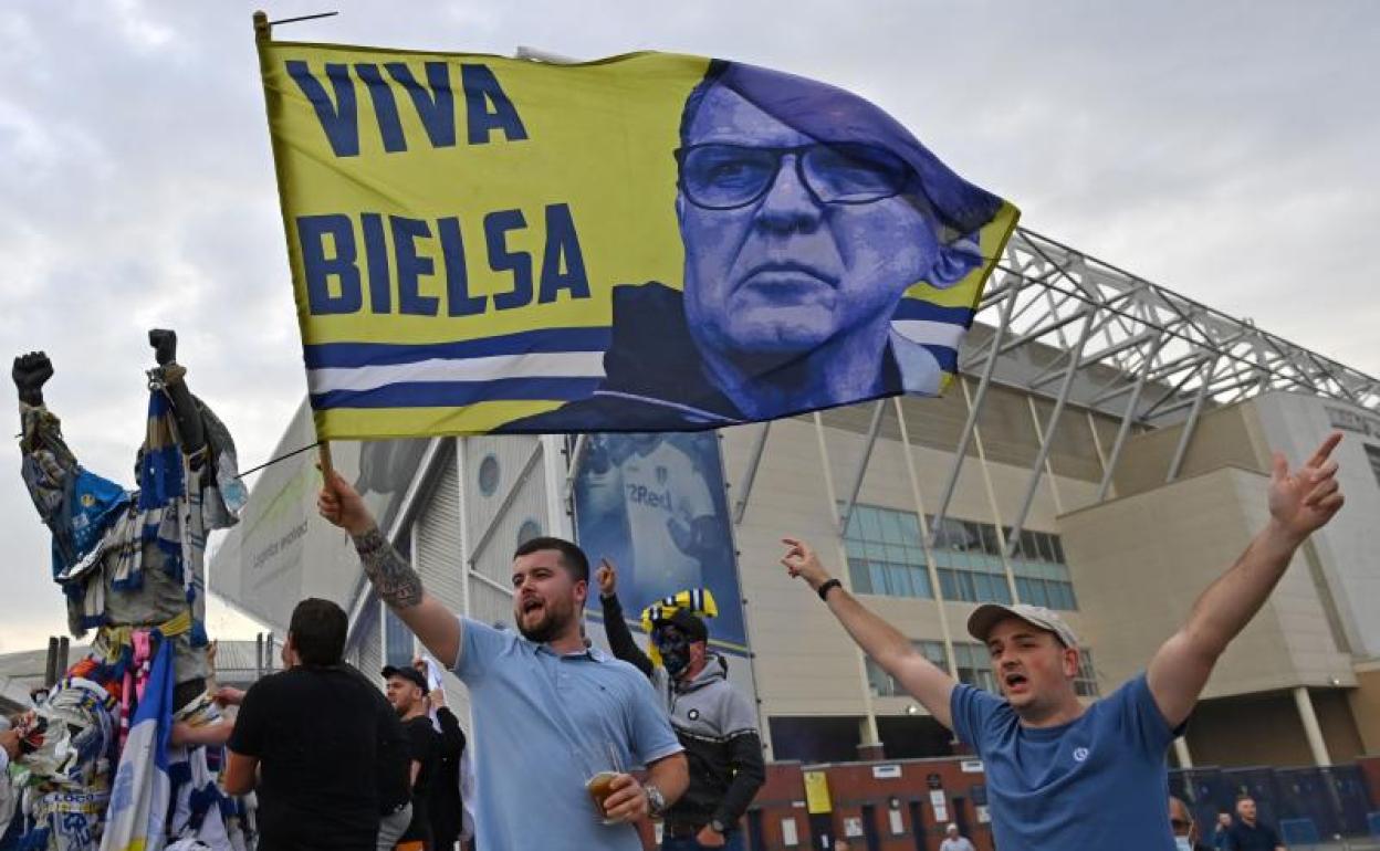 Aficionados del Leeds celebran el ascenso de su equipo a la Premier.