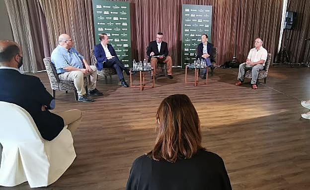 Benjamín Faulí, Juan Pedro Feria, Agustín Peláez, Enrique Colilles e Iñaki Hormaza, en el encuentro virtual sobre subtropicales. 
