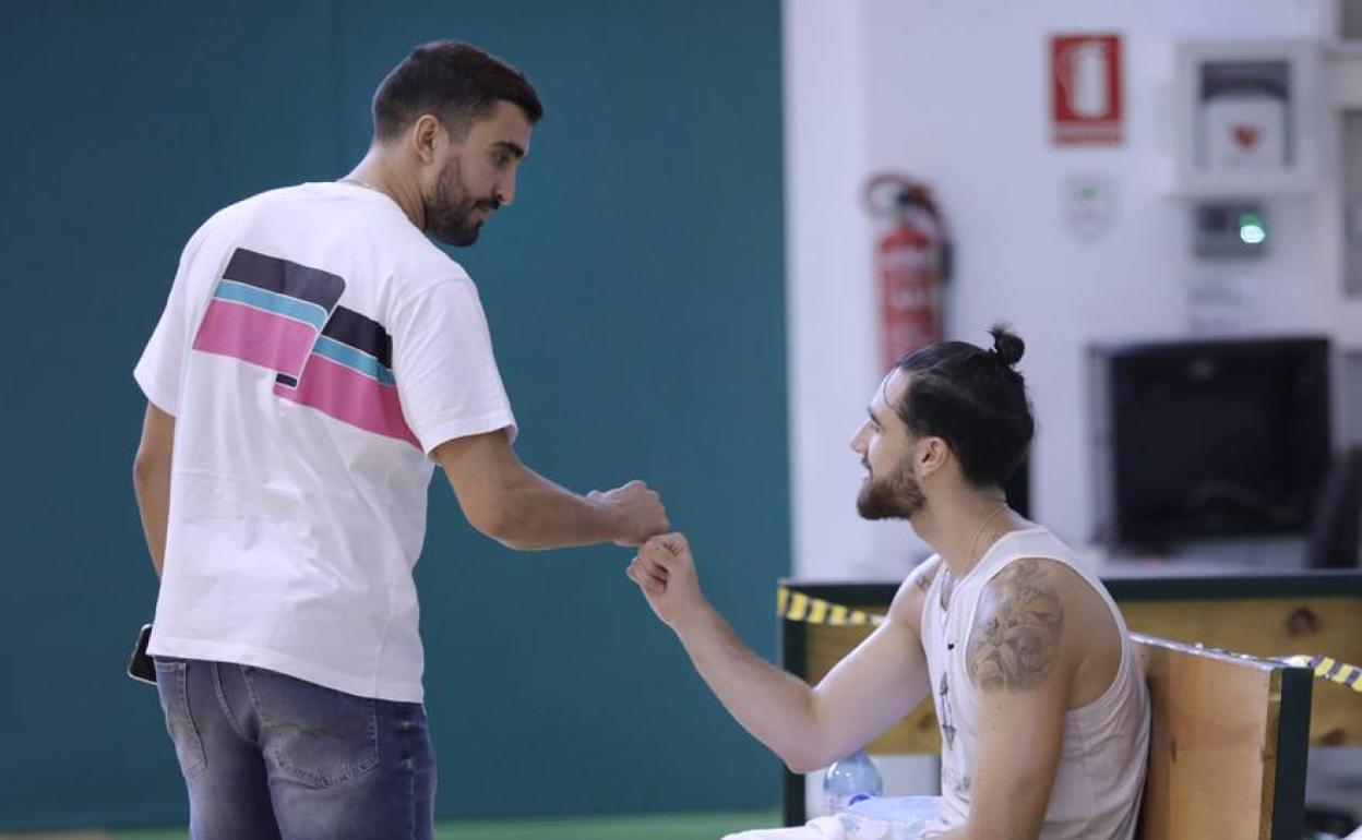 Jaime Fernández saluda a Francis Alonso en Los Guindos después de un entrenamiento. 