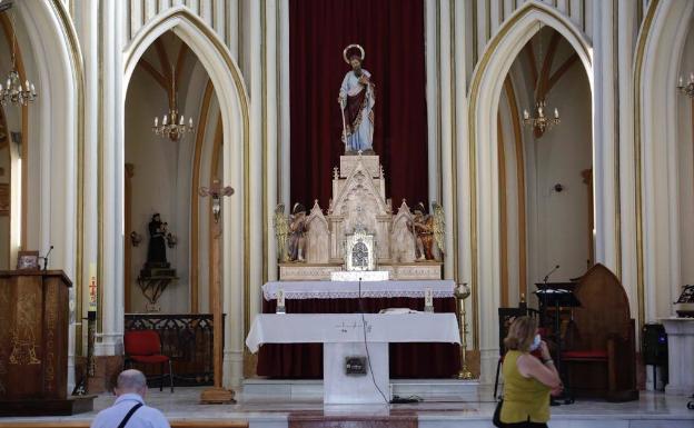 Altar con la imagen de San Pablo y el sagrario en el presbiterio. 