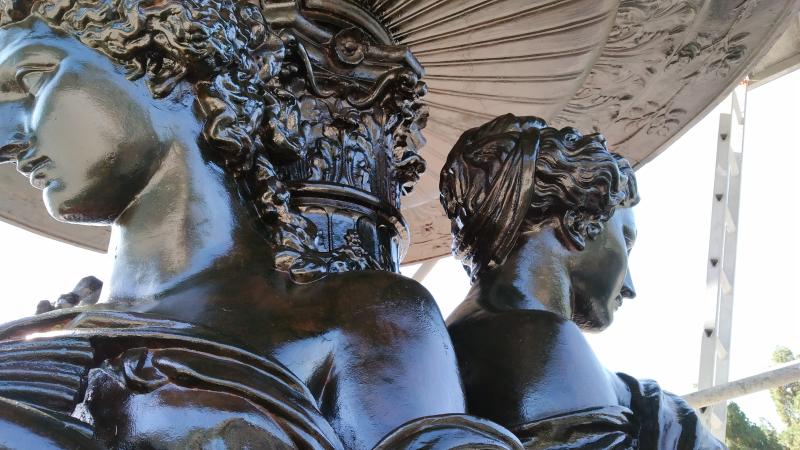 El Ayuntamiento saca lustre a una de las fuentes más emblemáticas de Málaga, fundida en el siglo XIX en Francia y que antes estuvo en las hoy plazas de la Constitución y de la Marina