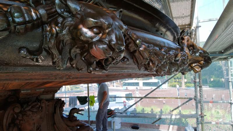 El Ayuntamiento saca lustre a una de las fuentes más emblemáticas de Málaga, fundida en el siglo XIX en Francia y que antes estuvo en las hoy plazas de la Constitución y de la Marina