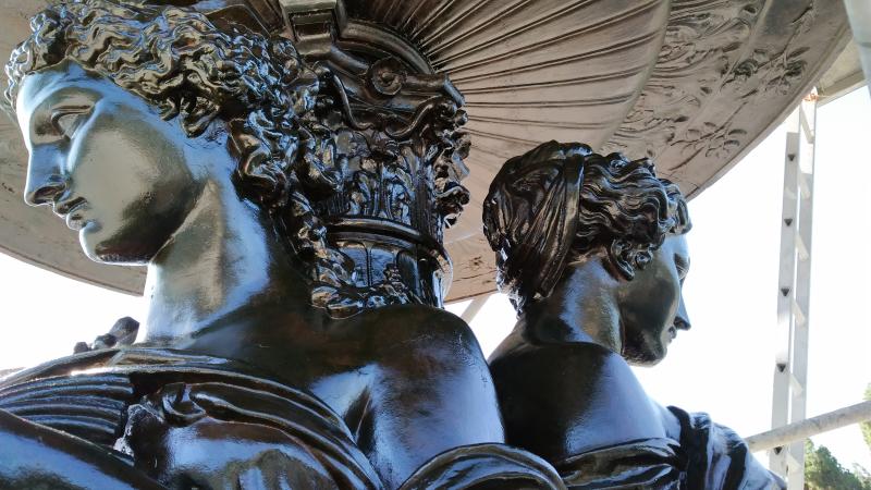 El Ayuntamiento saca lustre a una de las fuentes más emblemáticas de Málaga, fundida en el siglo XIX en Francia y que antes estuvo en las hoy plazas de la Constitución y de la Marina