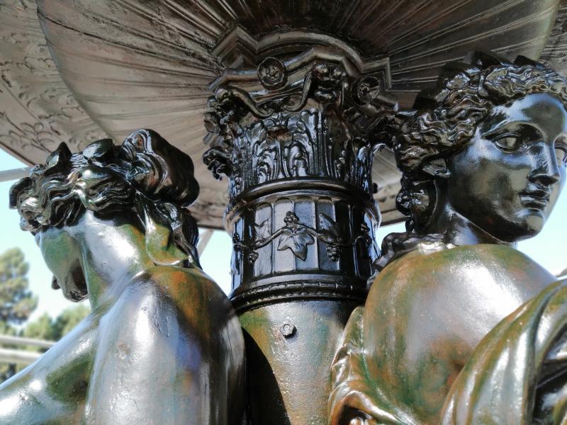 El Ayuntamiento saca lustre a una de las fuentes más emblemáticas de Málaga, fundida en el siglo XIX en Francia y que antes estuvo en las hoy plazas de la Constitución y de la Marina