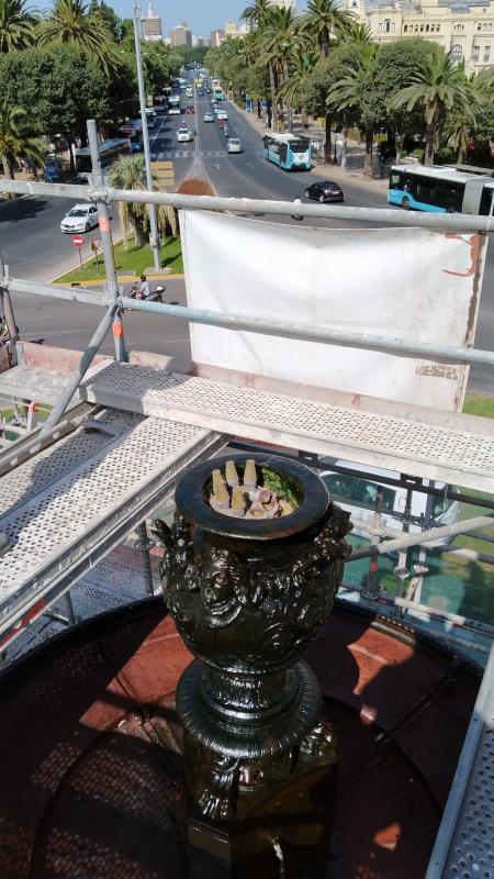 El Ayuntamiento saca lustre a una de las fuentes más emblemáticas de Málaga, fundida en el siglo XIX en Francia y que antes estuvo en las hoy plazas de la Constitución y de la Marina