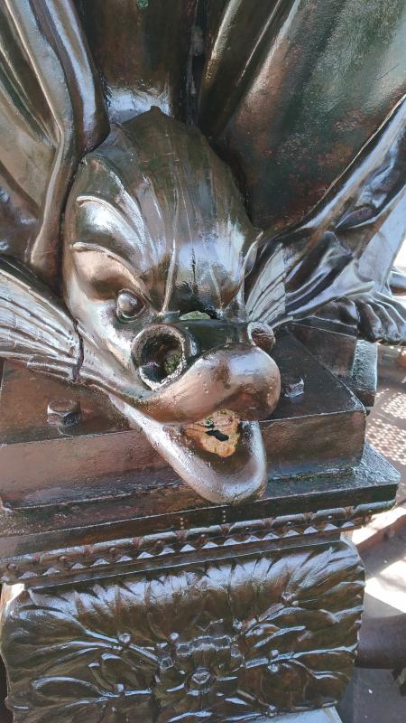 El Ayuntamiento saca lustre a una de las fuentes más emblemáticas de Málaga, fundida en el siglo XIX en Francia y que antes estuvo en las hoy plazas de la Constitución y de la Marina