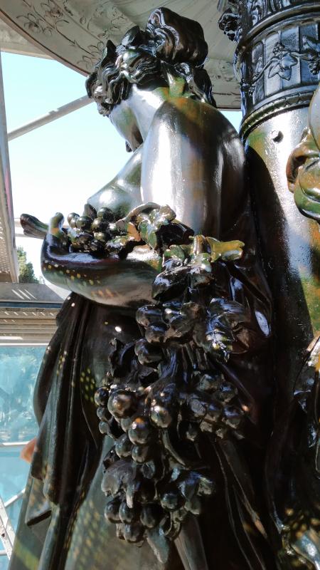 El Ayuntamiento saca lustre a una de las fuentes más emblemáticas de Málaga, fundida en el siglo XIX en Francia y que antes estuvo en las hoy plazas de la Constitución y de la Marina