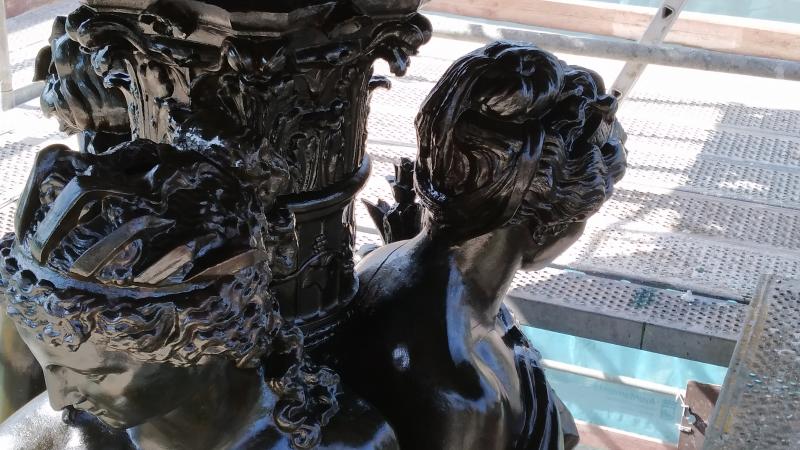 El Ayuntamiento saca lustre a una de las fuentes más emblemáticas de Málaga, fundida en el siglo XIX en Francia y que antes estuvo en las hoy plazas de la Constitución y de la Marina