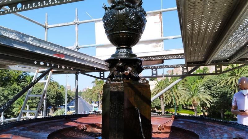 El Ayuntamiento saca lustre a una de las fuentes más emblemáticas de Málaga, fundida en el siglo XIX en Francia y que antes estuvo en las hoy plazas de la Constitución y de la Marina