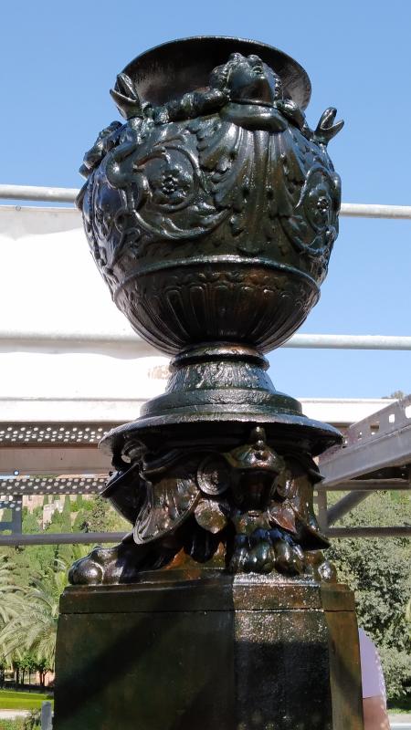 El Ayuntamiento saca lustre a una de las fuentes más emblemáticas de Málaga, fundida en el siglo XIX en Francia y que antes estuvo en las hoy plazas de la Constitución y de la Marina