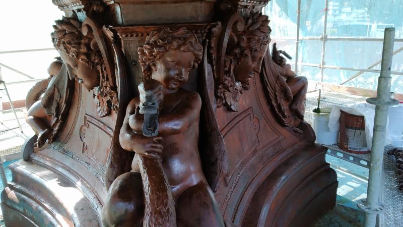 El Ayuntamiento saca lustre a una de las fuentes más emblemáticas de Málaga, fundida en el siglo XIX en Francia y que antes estuvo en las hoy plazas de la Constitución y de la Marina